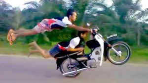 Video Aksi Gila Motor Stunt Di Jalanan