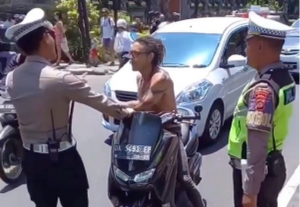 Bule di Bali Kena Tilang Enggak Pake Baju & Helm [Video]